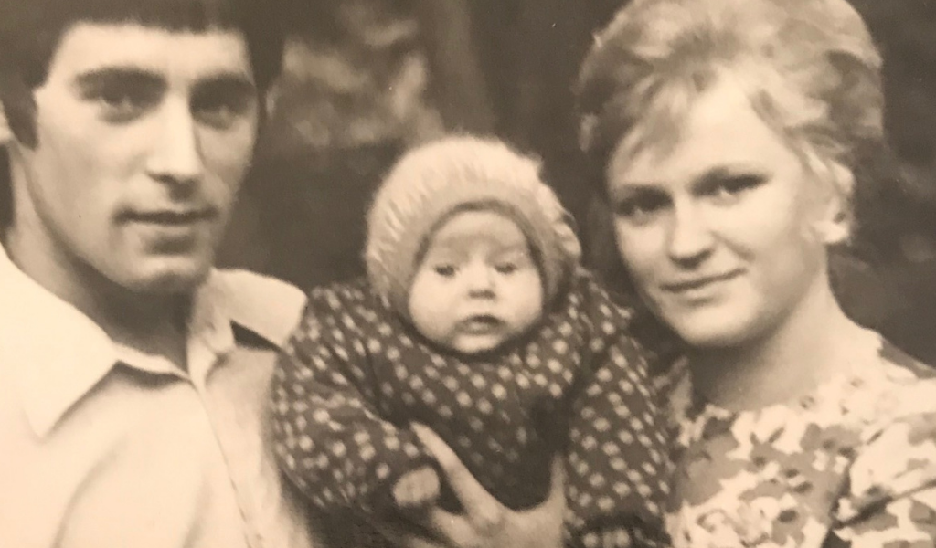 Фото 1975 года. Ты с мужем и первой дочерью. ей 4 месяца