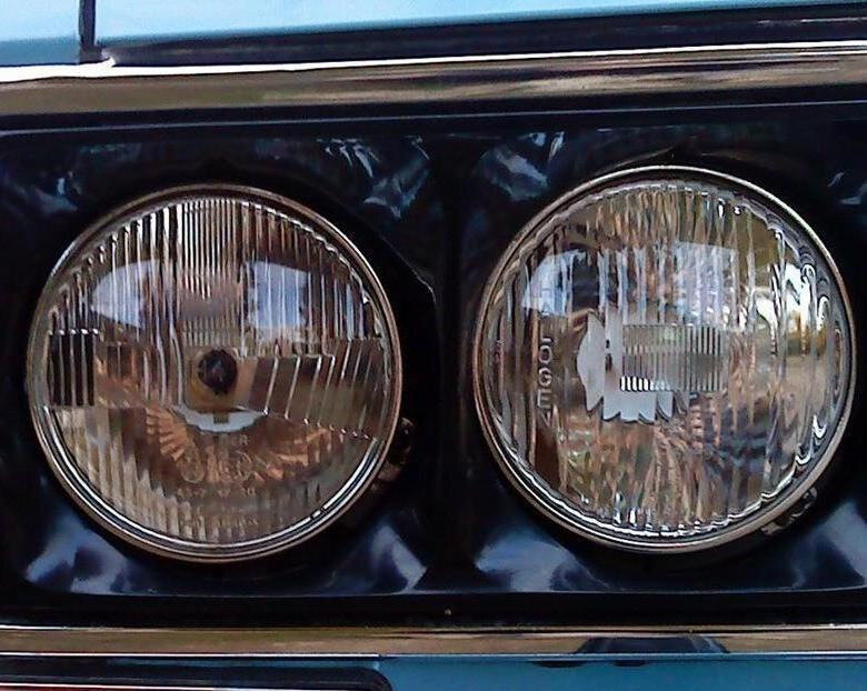 Сравните внешний вид фары ближнего и дальнего света ВАЗ-2106. Фара ближнего света (левая) оснащена защитным колпачком черного цвета.