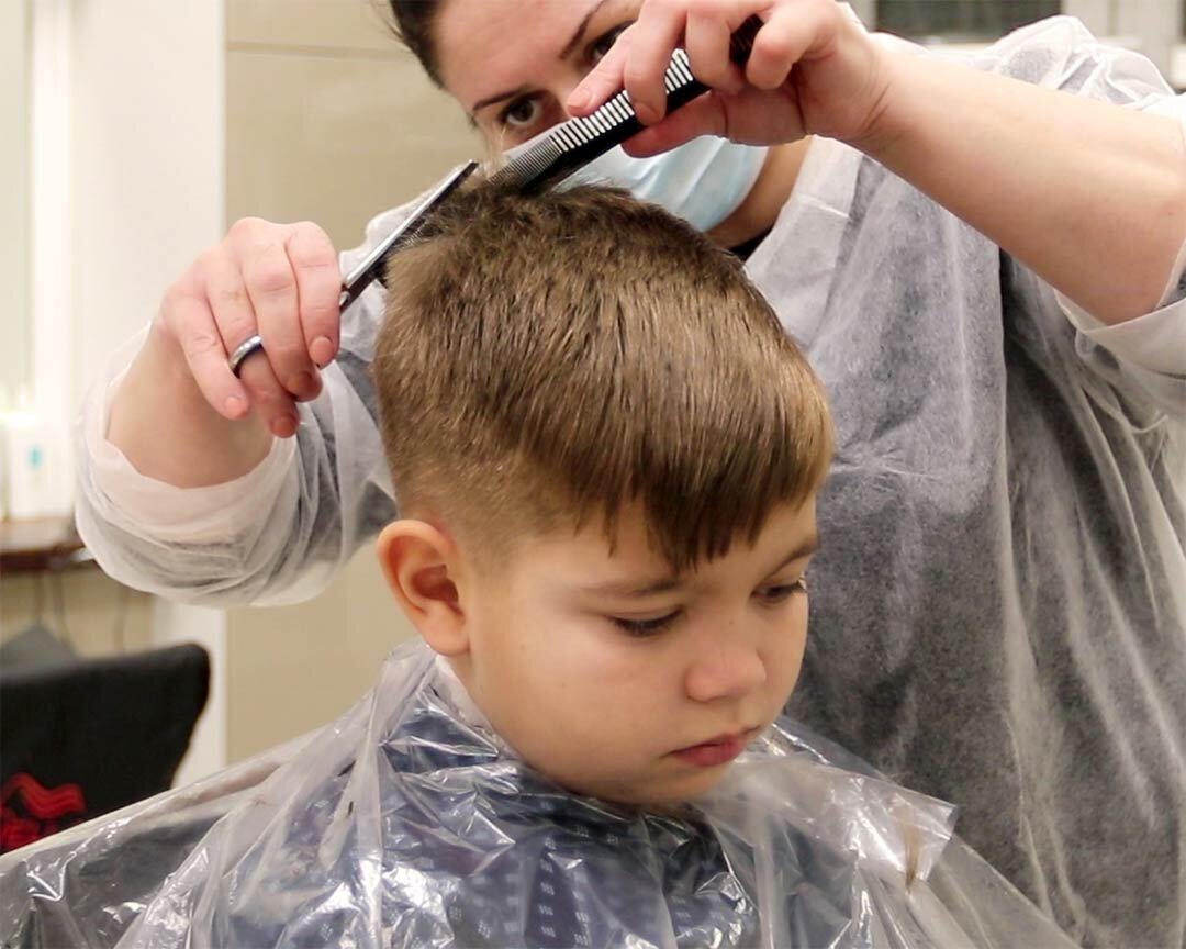 Детская стрижка мальчику ножницами. Как подстричь стрижку мальчику. Прически машинкой для мальчиков. Причёски для мальчиков. Детские стрижки.