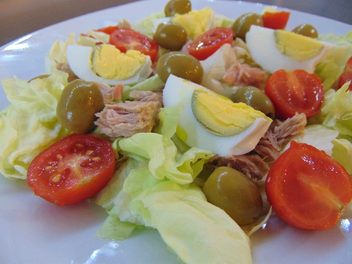 Классический итальянский Insalatone (большой салат), фото автора.