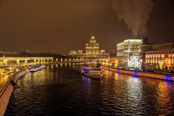 Что может быть ... всегда с тобой ... как написано в  строчках известной прежде песни, решаешь ты сам. И это не сможет  похитить у тебя никакой Гринч ...

Зимний вечер  ...  Москва, вид с Большого Москворецкого моста ...

  