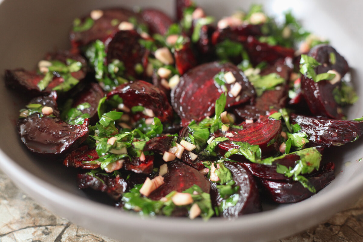 Drecysq cfkfn bp gtxtyjq cdtrks. Свекла томленая. Гарнир из свеклы. Гарнир из свеклы. Свекла бархатная гарнир.