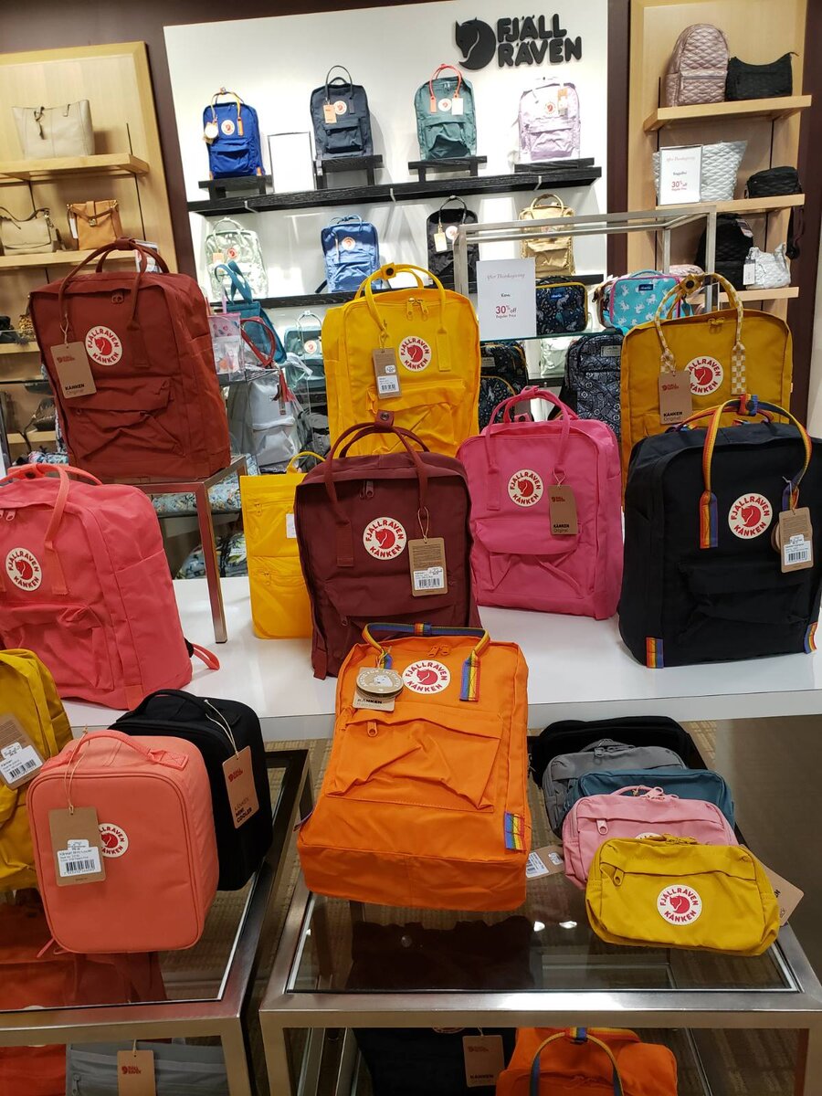 Отдел Fjallraven Kanken в магазине торговой сети Dillard's. Фото автора