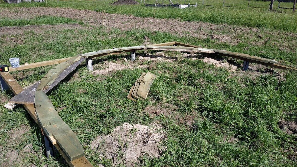 Стапель для сборки арок, на основе фундамента самой же теплицы