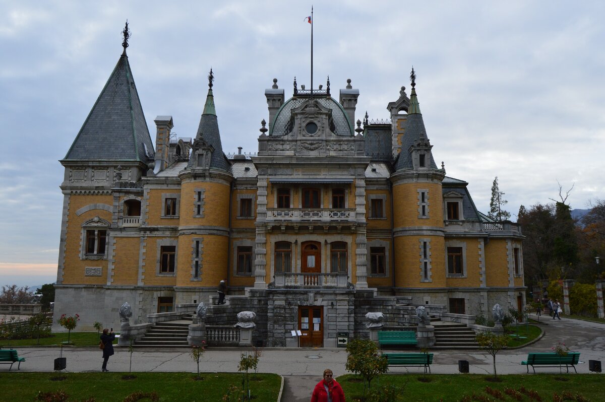 Компактный. Средневековый замок из сказки. Массандровский дворец был построен в 1902 году. Фото Сергея Кудрявцева