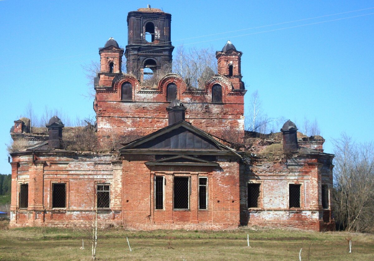 Георгиевская церковь в селе Дальне-Дубровском (ныне –  Дуброво). Май 2015 г.