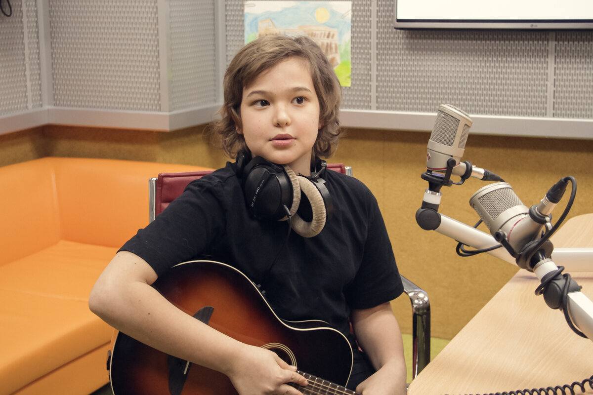 Ребенок с кубком. Лидер среди детей. Ребенок лидер. Сын лидер. Юный бизнесмен.