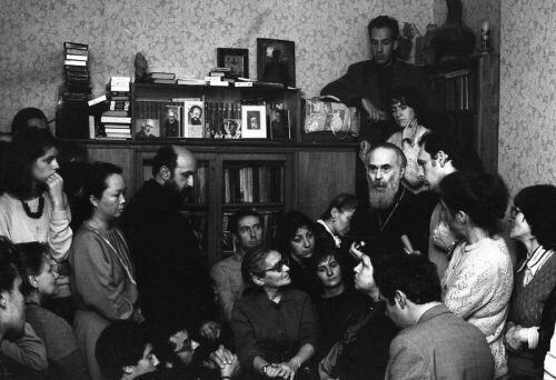 Митр. Антоний Сурожский с людьми (фото из открытых источников Яндекс Картинки)