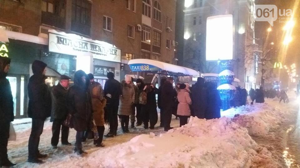 За один раз приходят по 3-4 автобуса. Регулярно.