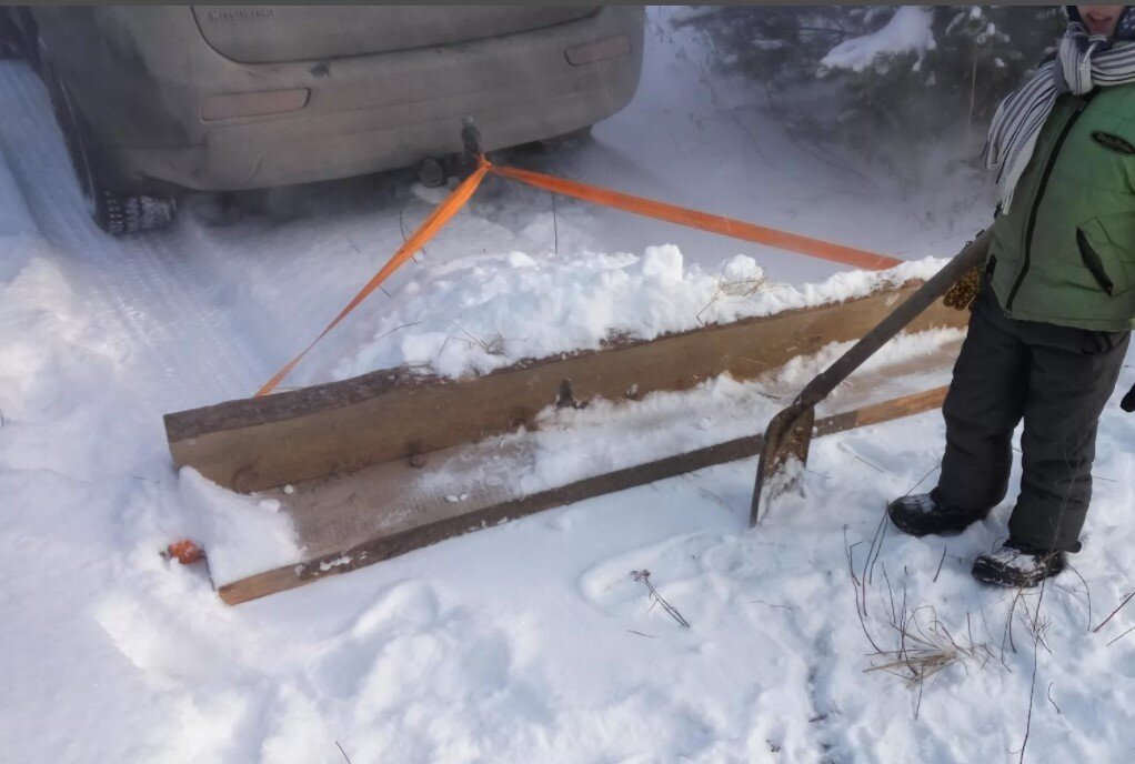 убираем снег с помощью подручных средств и машины