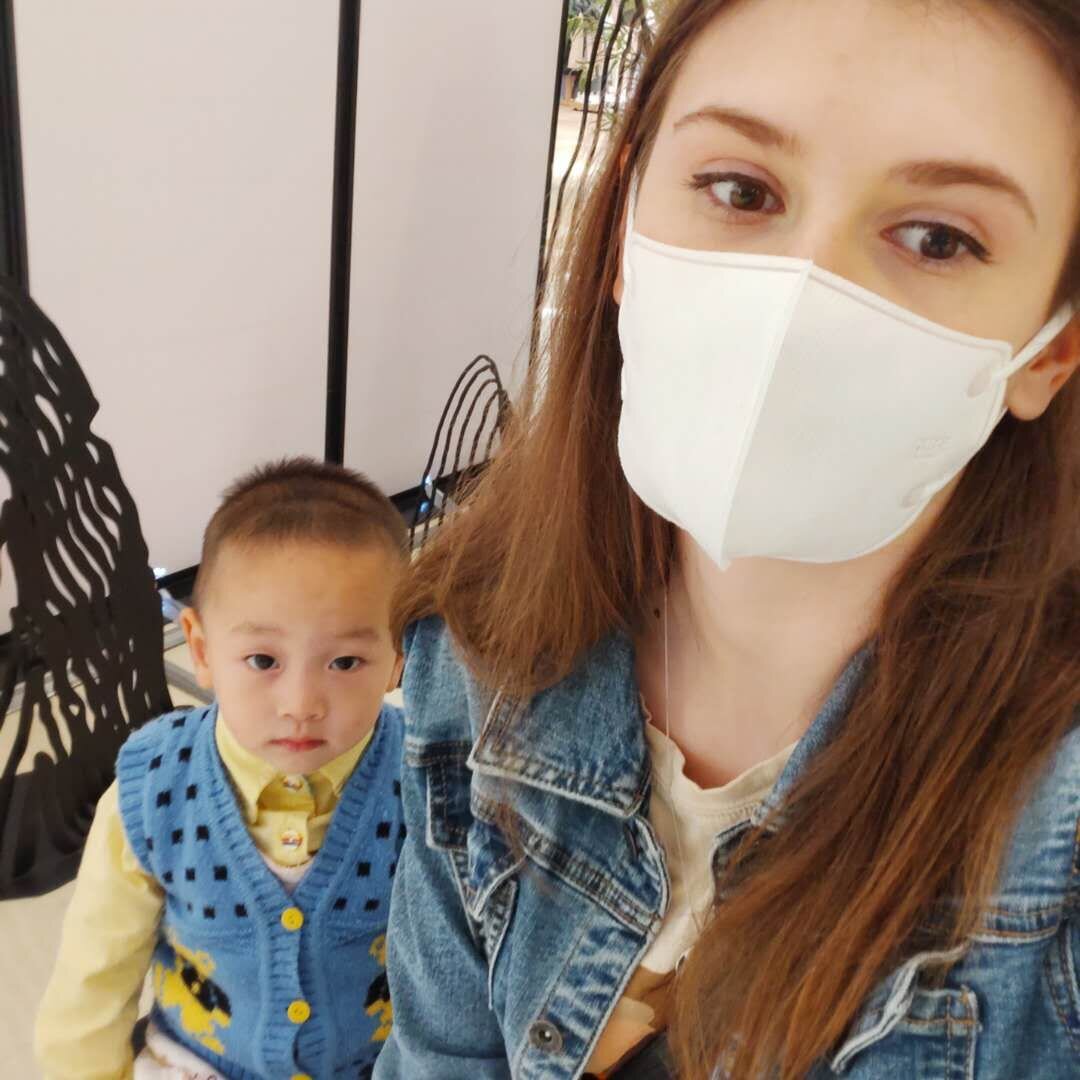 После отмены политики "одна семья - один ребенок" в 2015 году, многие завели второго, кто-то не стал, но в целом отношение к ребенку в Китае поменялось. Люди поняли, что это не император, а личность, которую надо хорошо воспитать, а не просто баловать 