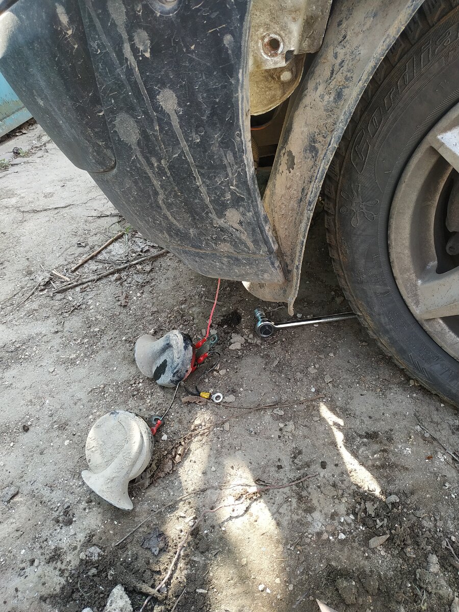 Еле открутился болт и всё выпало на землю.