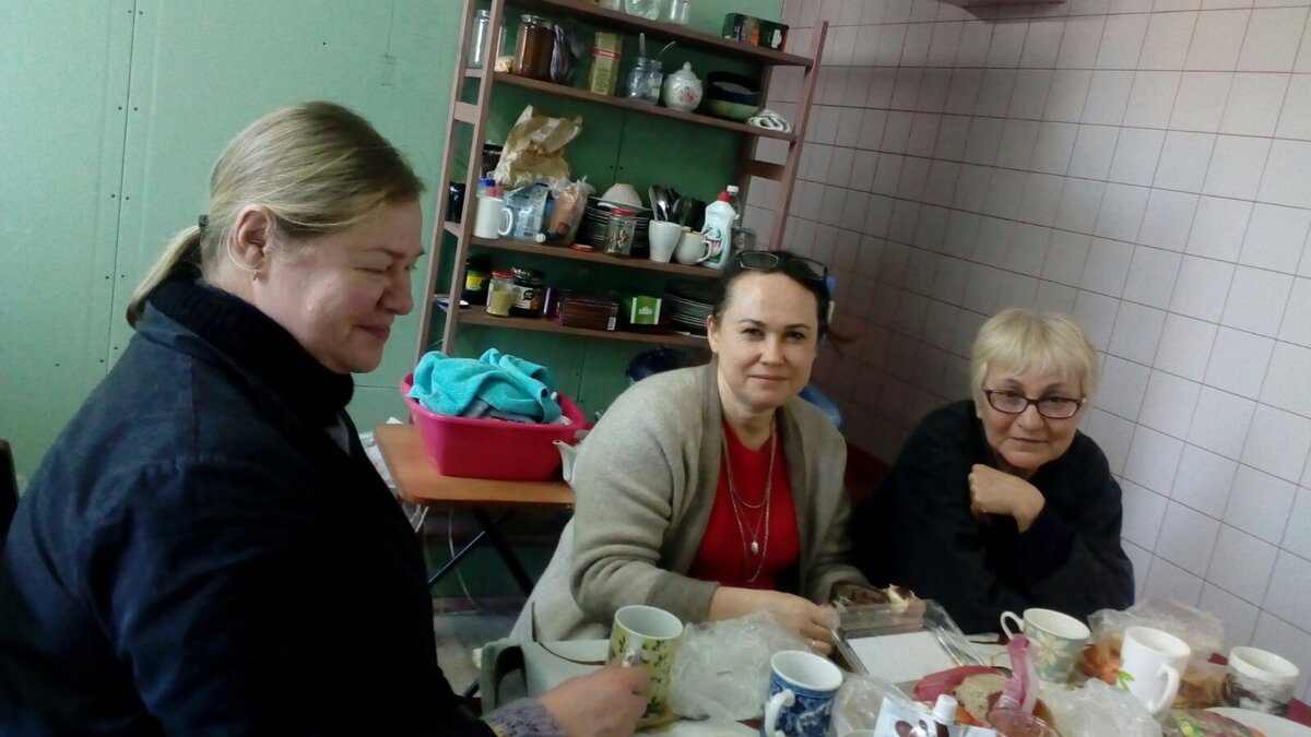 Наша реставрационная мастерская. Я в центре. 