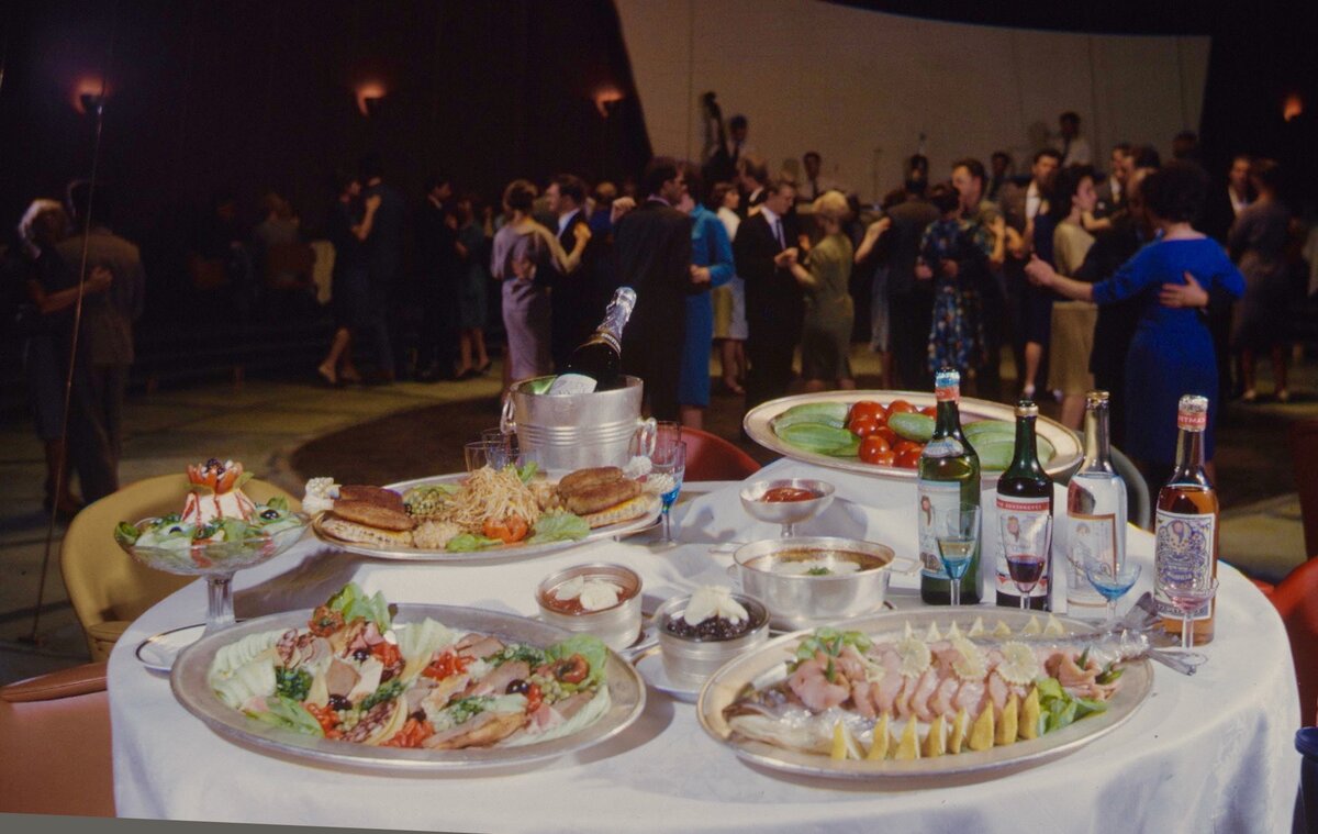 Банкетные блюда в ресторане времен СССР.