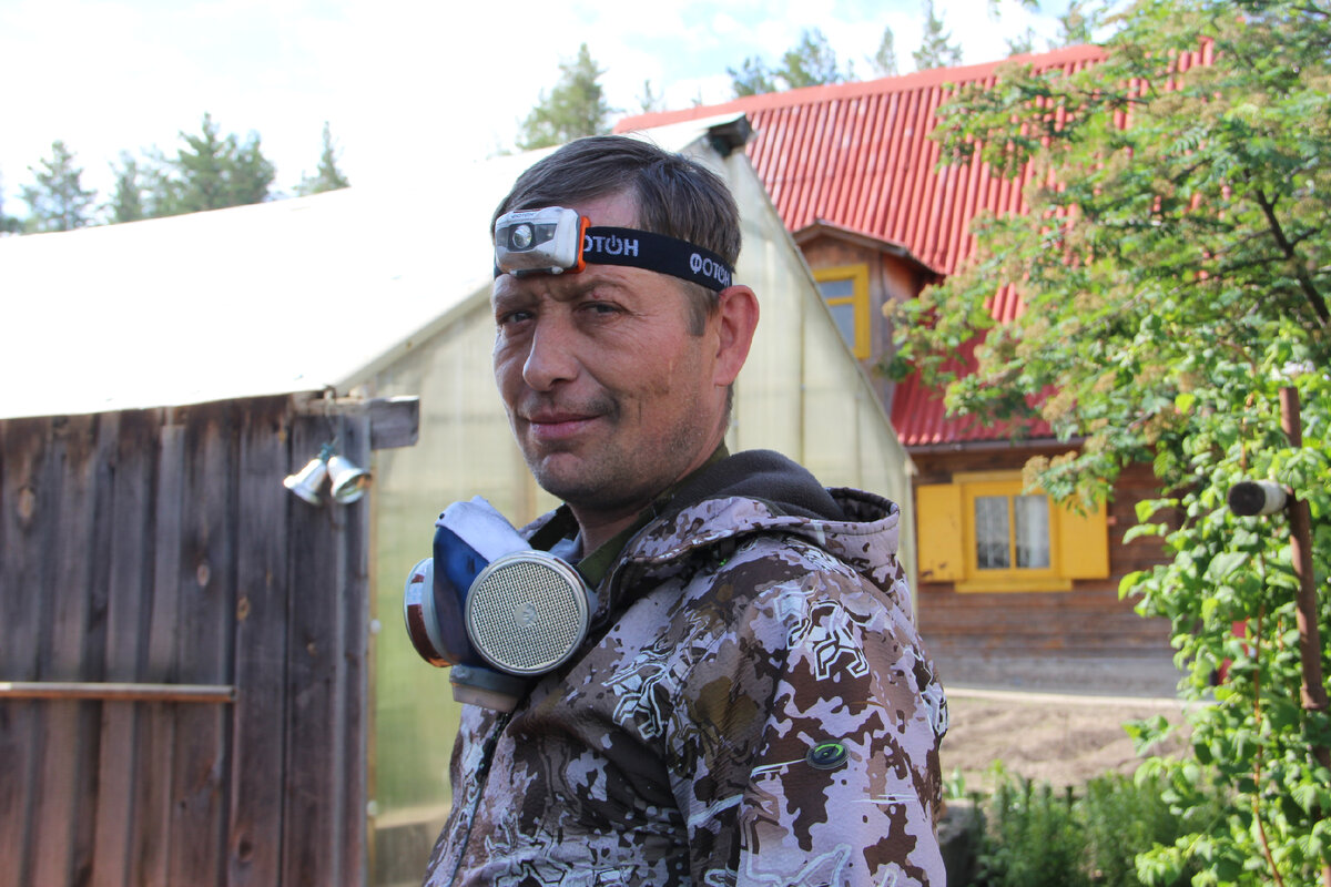 Сегодня трубочисты работают в СИЗах, но сажа на лице все равно оседает. В старину они были в ней с ног до головы.