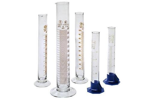 Стеклянные мерные цилиндры, произведенные по ГОСТу.