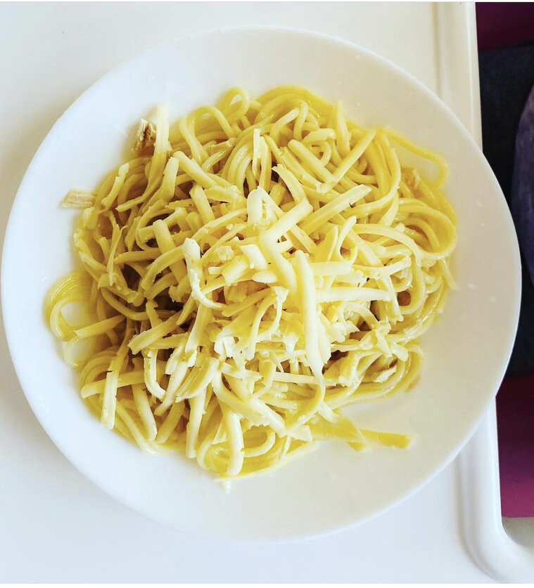 Спагетти с сыром и кусочками курицы