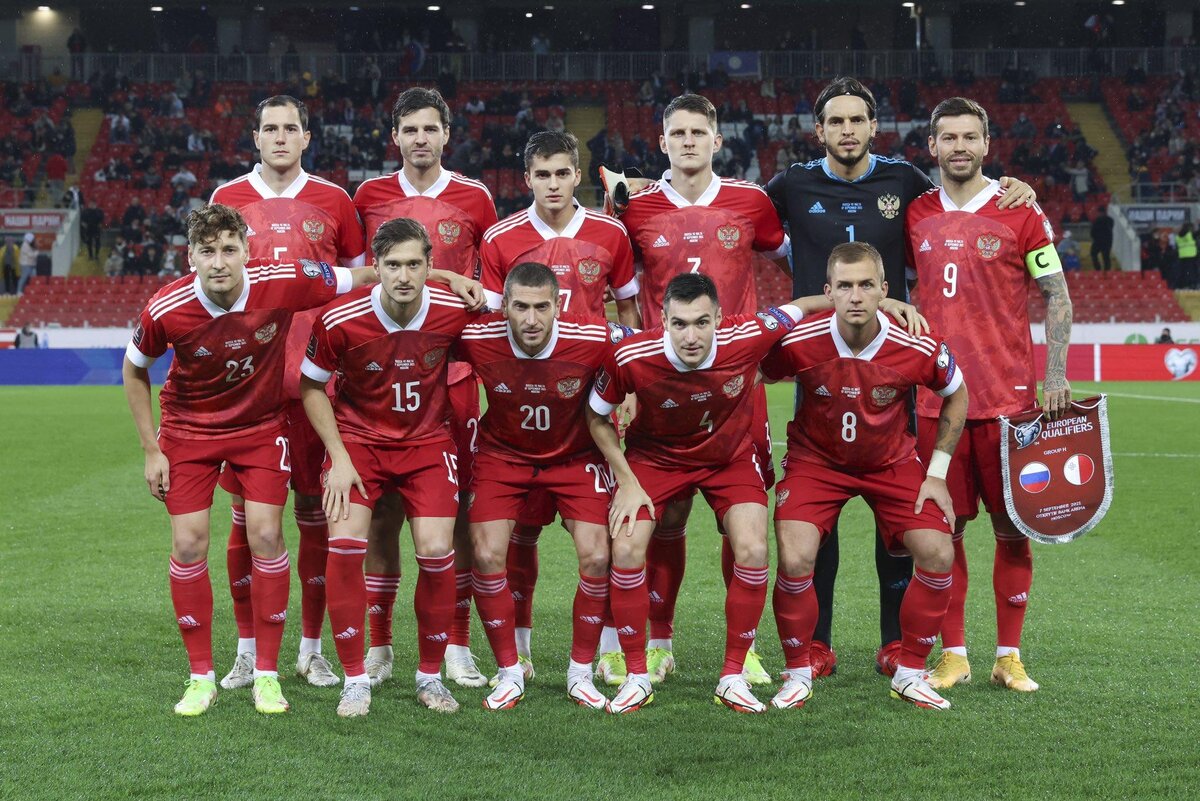 Футбольная команда в ряд