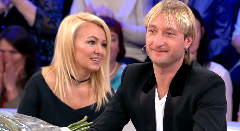 Яна Рудковская и Евгений Плющенко во время телевизионной программы. Источник фото: YouTube канал Сегодня Вечером.
