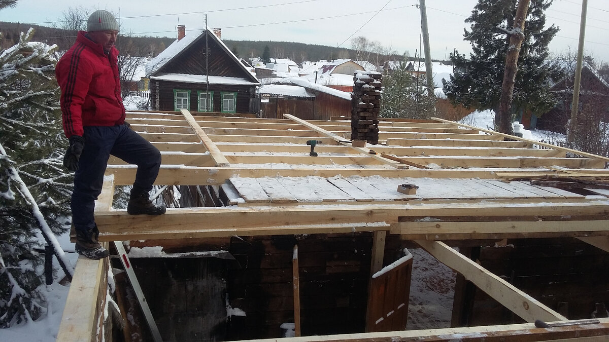 Сергей Берестов, помогает восстанавливать дом. Он же отважно помогал тушить пожар, отчаянно боролся за наш дом