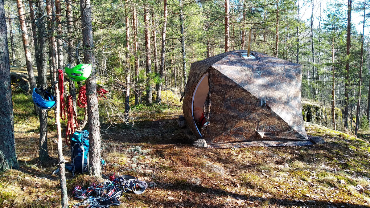 На скальной полке.