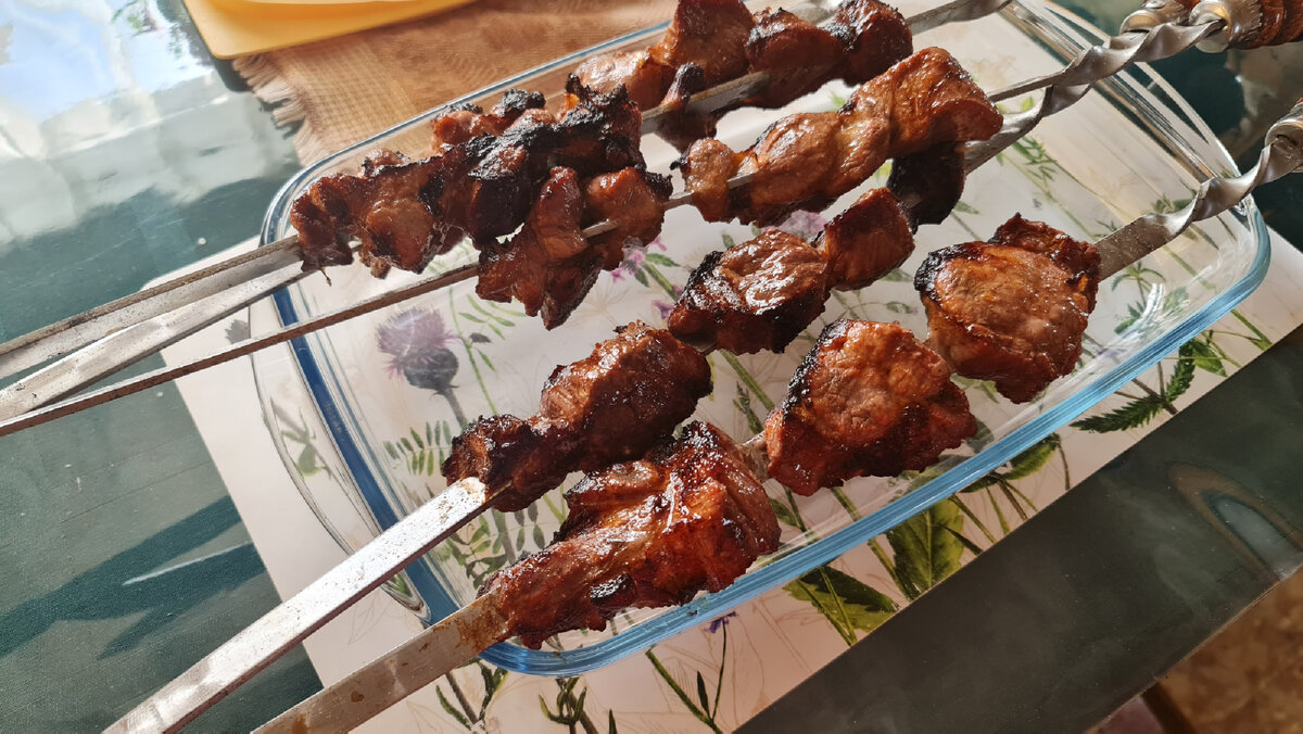 Готовый шашлык на красном вине с лимоном