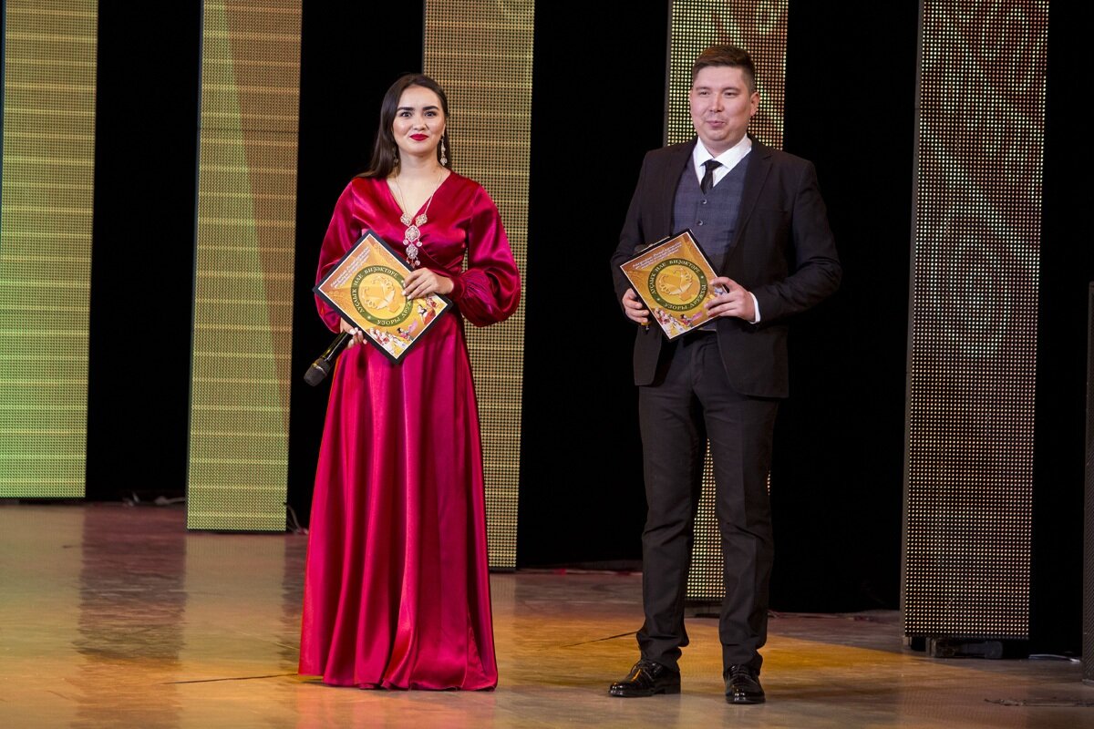 Алина Галеева, заведующая сектором Медиа центр «ГКЗ+»: «Сегодня невозможно представить проведение крупных творческих проектов без их медиа сопровождения. Для «Узоров дружбы» нашим сектором была проделана колоссальная работа: изготовлены рекламные ролики на башкирском и русском языках, выпущена целая серия роликов о ходе фестиваля с их размещением в соцсетях. Медиа центр активно сотрудничал со спонсорами и партнерами конкурса, отражая взаимодействие, размещая приветствия руководителей, отображая в печатных и видеоматериалах их фирменные знаки (логотипы). Медиацентр изготовил полтора десятка футажей-видеовизиток для трансляции, нескольких графических проектов для видеосопровождения. Уже к финальному Гала-концерту конкурса, то есть через несколько часов после завершения просмотров зрителям и участникам фестиваля были показаны два видеоролика со съемками конкурсных просмотров. Большой резонанс вызвал видеоролик о флешмоб-параде участников конкурса в рамках Дня национального костюма. Ролик о флешмоб-параде набрал около 3500 просмотров! В съемке парада был задействован даже квадрокоптер, подчеркнувший масштаб и значимость события.

Далеко не каждый конкурс и не каждое учреждение культуры может позволить себе своими силами организовывать прямые трансляции мероприятий. У ГБУК РБ ГКЗ «Башкортостан» такая возможность имеется. Благодаря прямому эфиру (число просмотров данной трансляции — более 2,5 тысяч), конкурс могли смотреть в прямом эфире на сайте учреждения жители районов нашей многонациональной республики. Самые значимые моменты конкурса были запечатлены на многочисленных фотографиях. На сайте учреждения и соцсетях размещены в открытом доступе 3 фотоальбома: «Конкурсный день», «Флешмоб-парад», «Гала концерт и награждение победителей». Благодаря профессионализму сотрудников сектора Медиа центр «ГКЗ+», удалось передать ту необыкновенную атмосферу праздника хореографического искусства. В этом, несомненно и заслуга участников конкурса, которые были открыты к общению, светились улыбками и благодарностью за создание столь дружеской и творческой атмосферы конкурса «Узоры дружбы»!