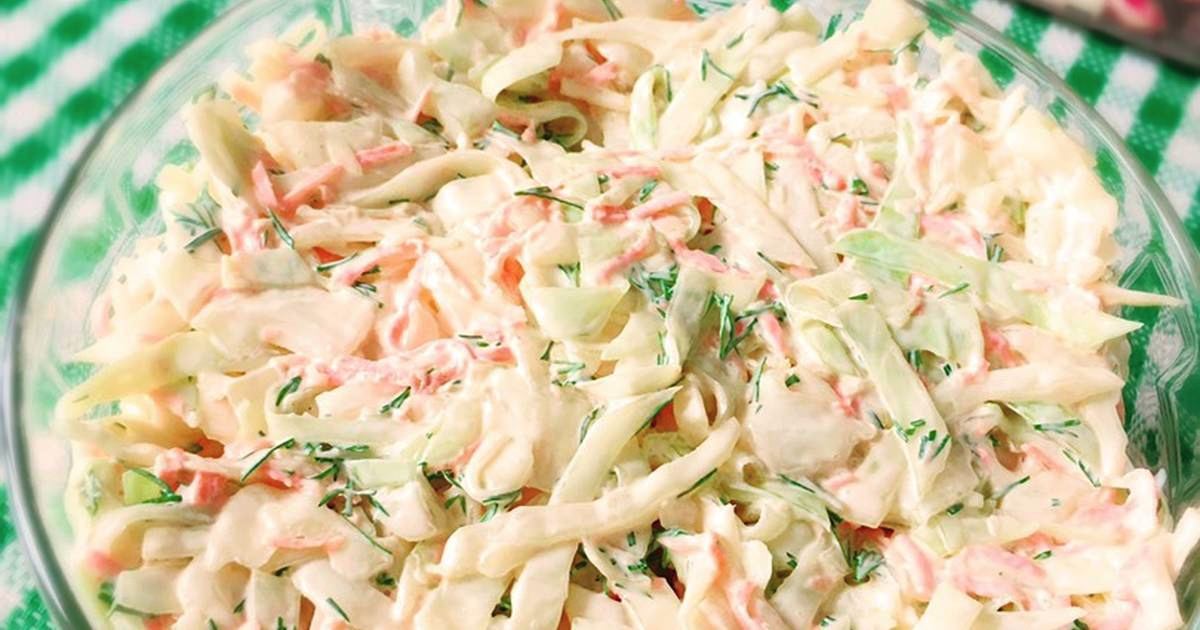 салат с крабовыми палочками для меню. салат из капусты с крабовым мясом. салат с крабовыми палочками и кукурузой и капустой белокочанной.