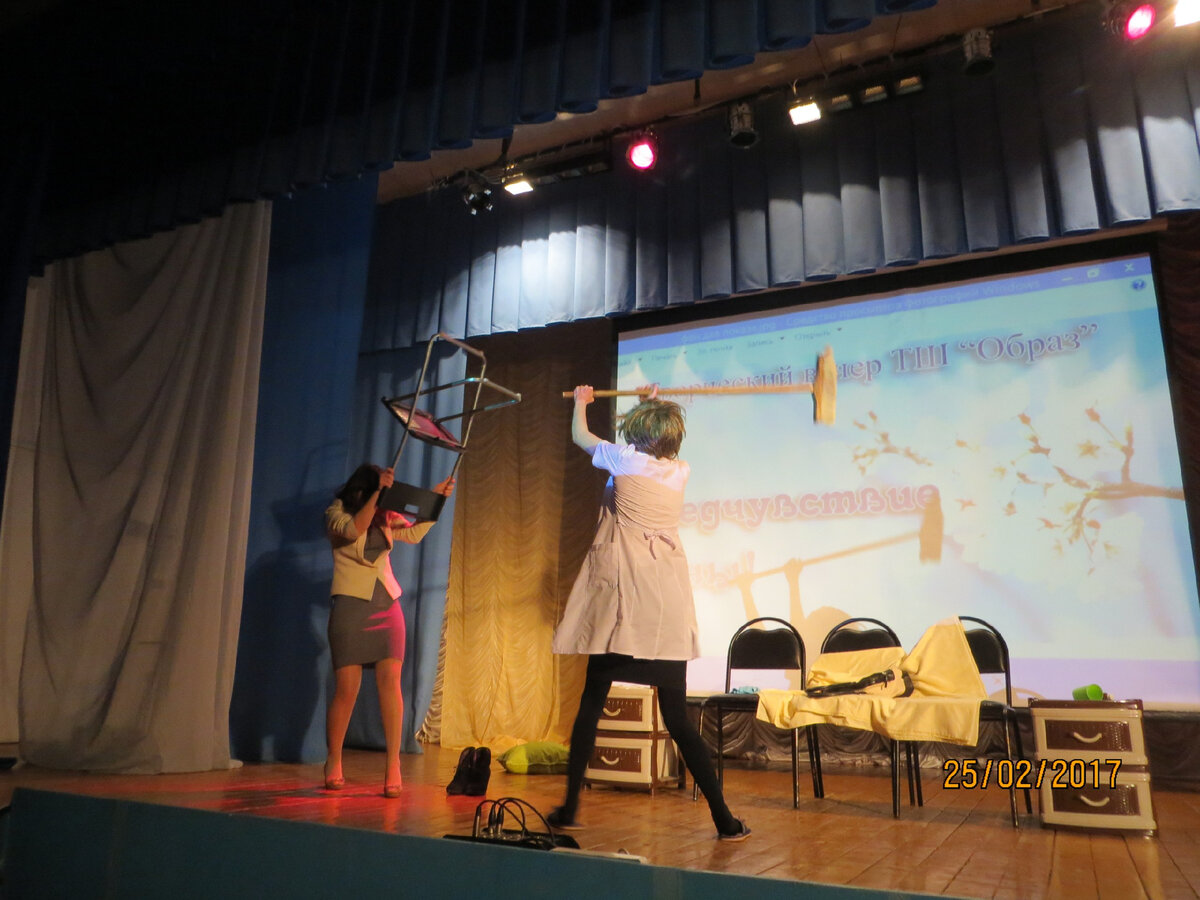 Мне в тот год удалось даже сыграть в мини-пьесе 