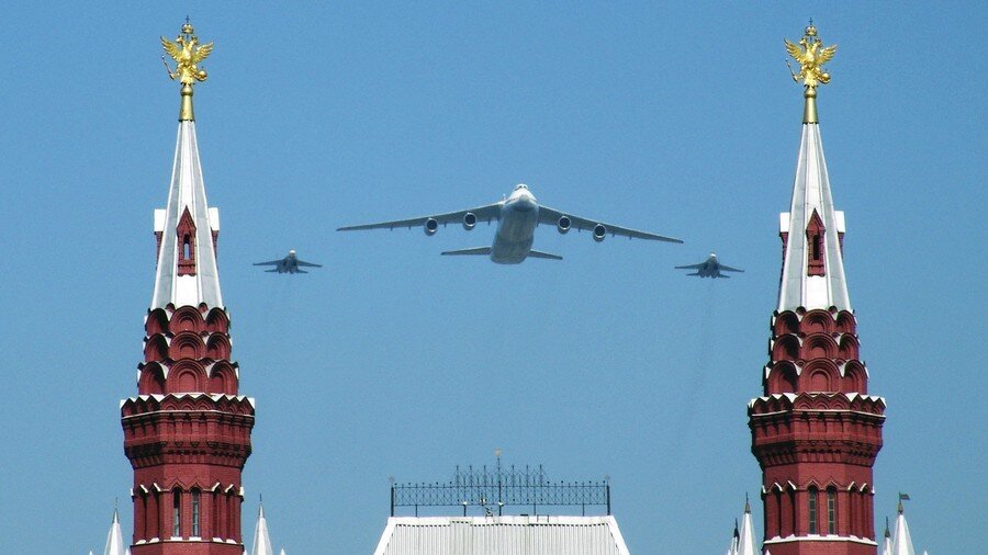 Самолеты над кремлем.  Яндекс картинки.