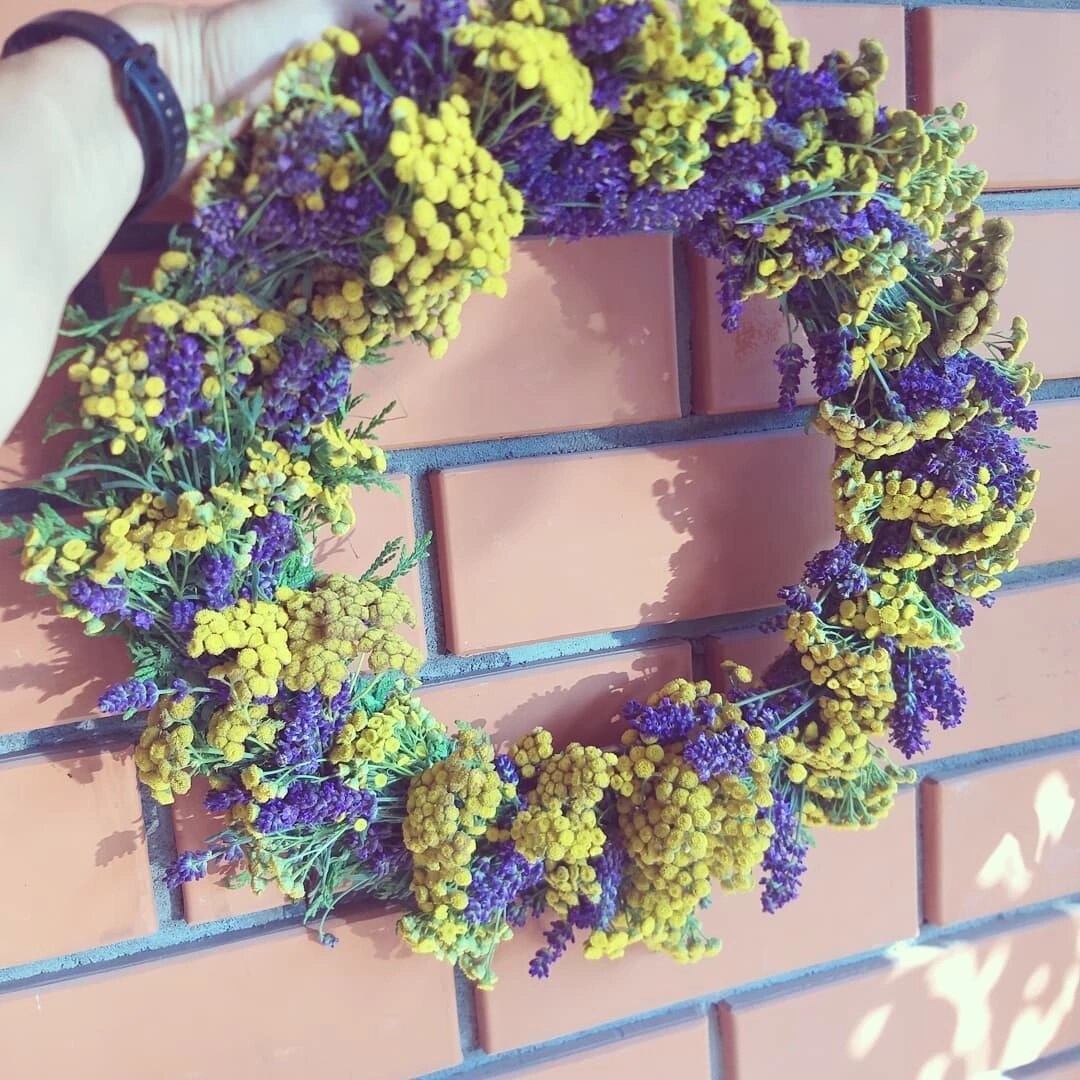 Венок из лаванды и пижмы