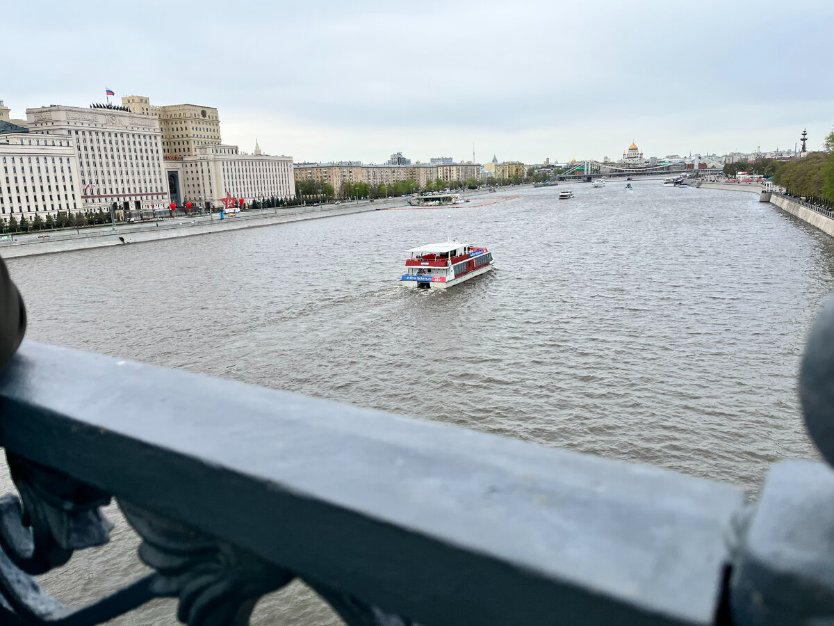 Министерство обороны РФ слева. Довольно внушительно, могу вам сказать. Особенно вблизи.