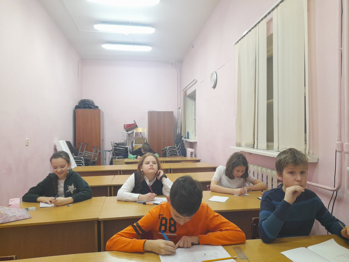 Типичный кружок, увлечённые лица...