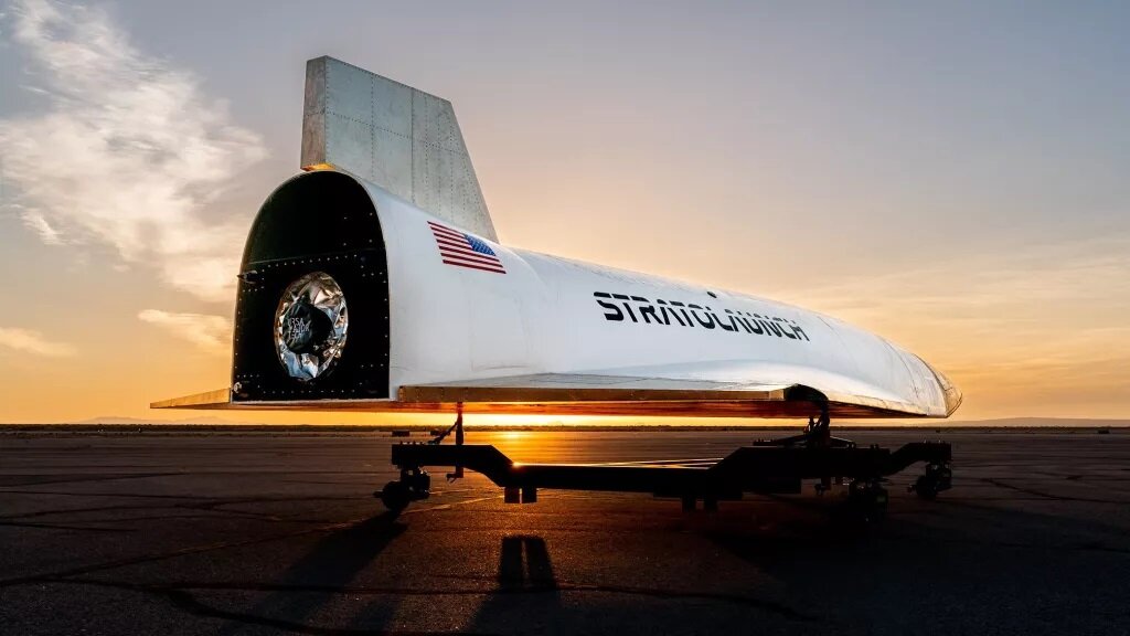 Испытательный корабль Stratolaunch Talon-A в конечном итоге упадет с самого большого самолета, когда-либо построенного, известного как Roc. (Изображение предоставлено: Доменик Моэн/ Стратолаунч)