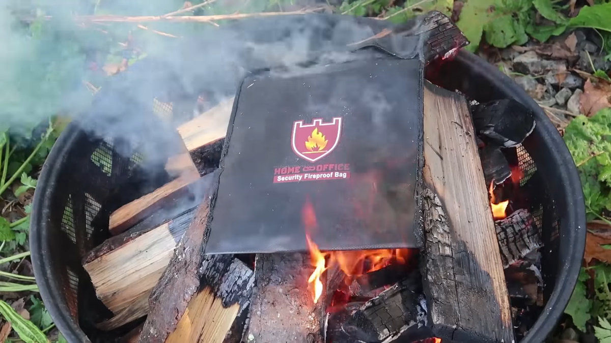 Вот такие огнеупорные сумки абсолютно бесполезны. На фото видно, что края начали обугливаться, хотя прошла минута.