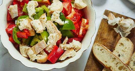 Обязательно дайте овощам и хлебу пропитаться масляно-уксусной смесью.