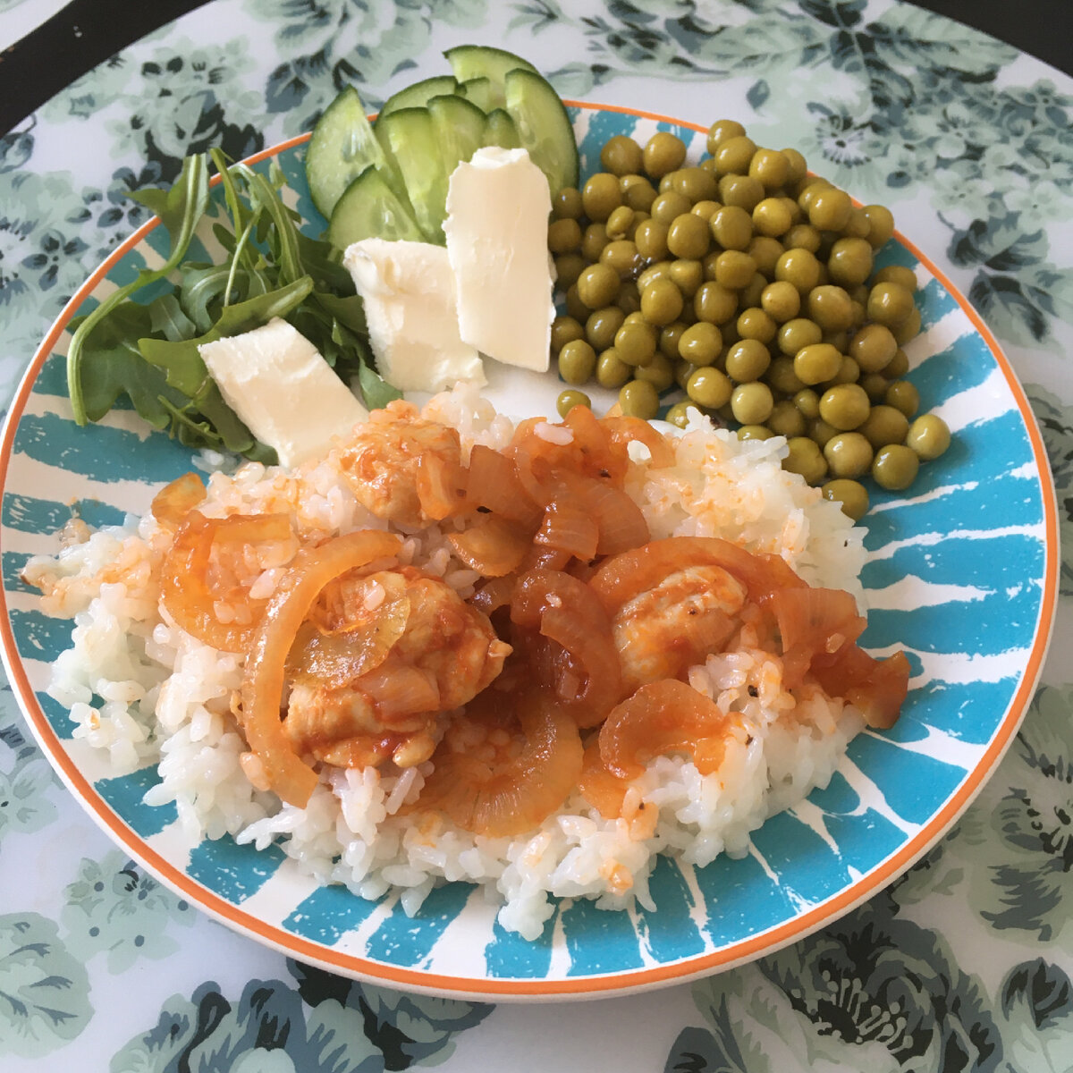 Отварной рис, тушеная курица с луком, горошек, руккола, творожный сыр  и свежий огурец.