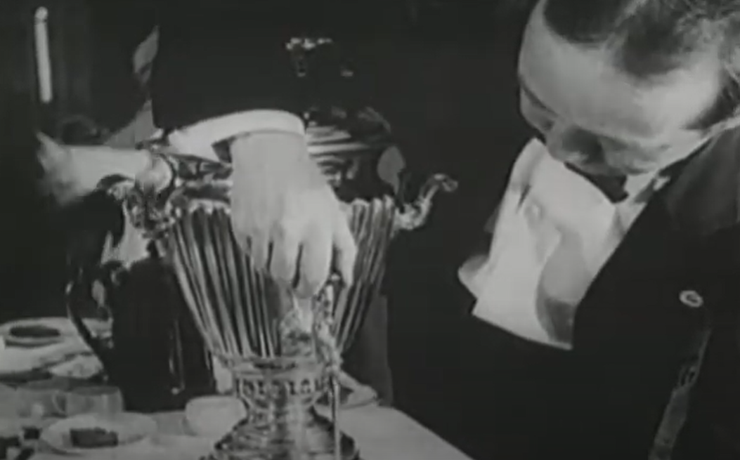 Кадр из фильма "Антошу корсет погубил" (1916)