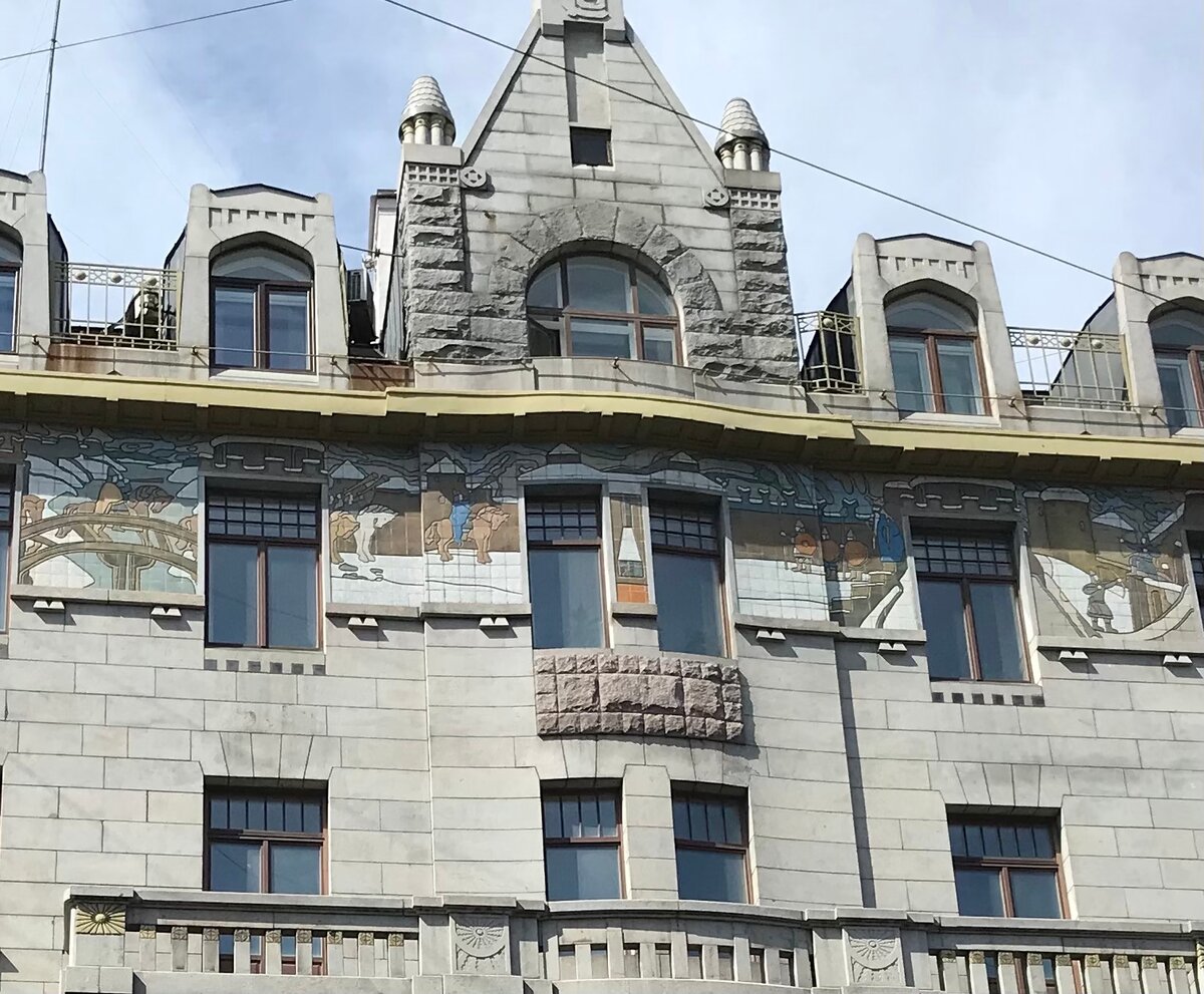 Николай Рерих, увлечённый русской древностью, сделал эскизы для оформления фасада дома