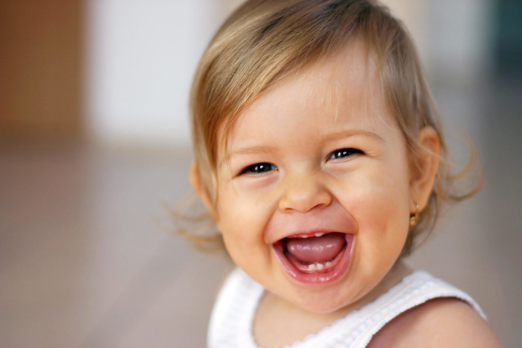 Про улыбку ребенка. Радостные эмоции. Малыш смеется. Феномен улыбки. История возникновения улыбки.