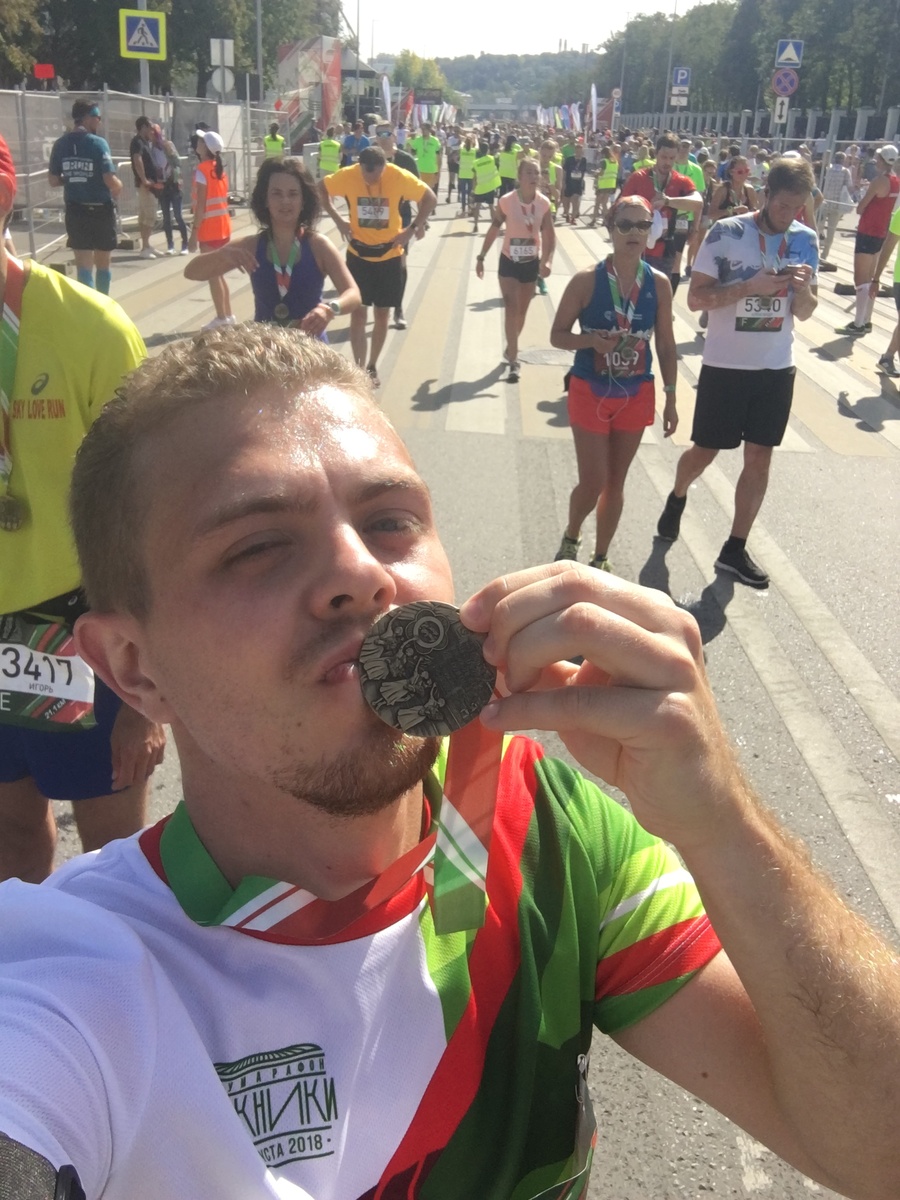 Полумарафон "Лужники" 2018. Медаль этого полумарафона каждый год посвящена какому-то историческому событию, прошедшему в Лужниках. Фото из личного архива автора.