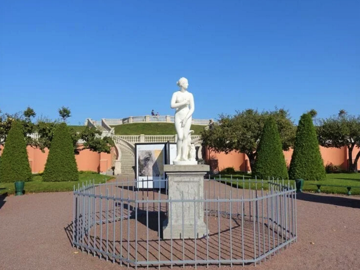 Статуя богини любви Венеры в саду на центральной аллее.