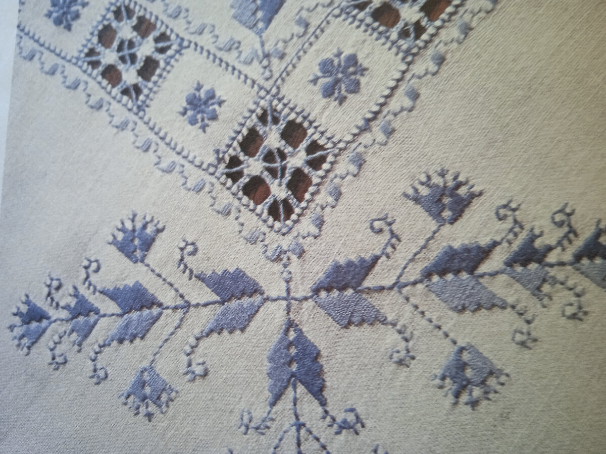 Роспись состоит из строчек в одну сторону и обратно, чтобы заполнить пропущенные стежки.Этот шов имеет вид простого и аккуратного рисунка.