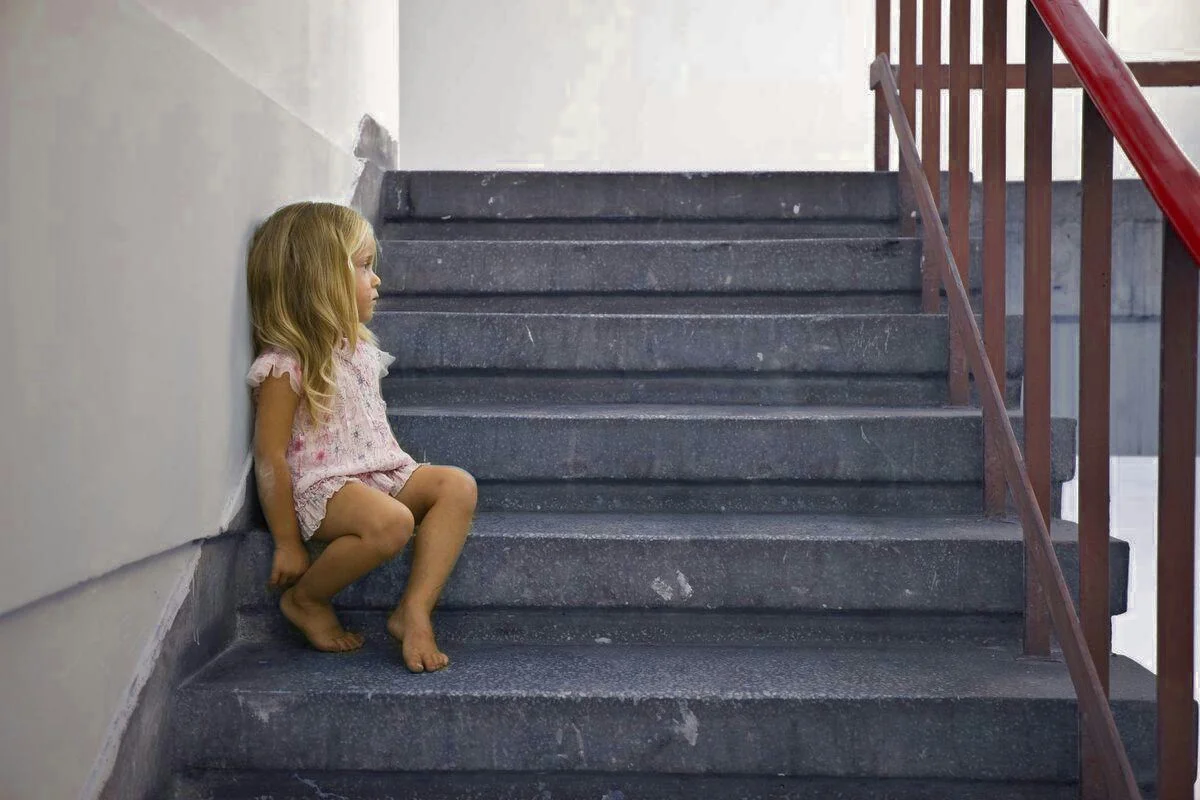 Девушка на лестнице. Грустная курящая девушка. Девушка на лестнице. Фотосессия на лестнице. Фотосессия на лестничной клетке.