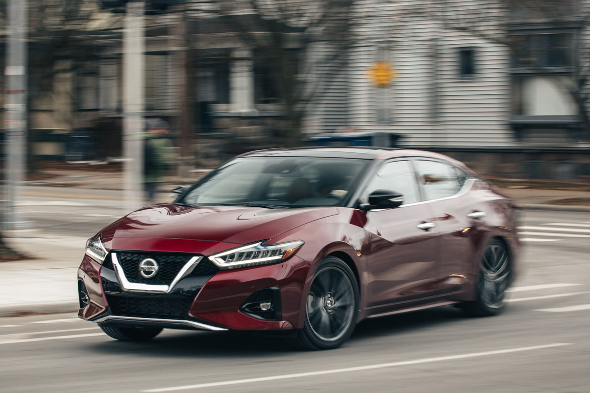Nissan Maxima уверенно проходит на высокой скорости повороты 