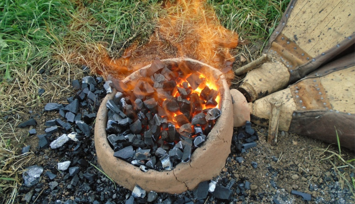 Много горнов. Крицы железа. Сыродутное железо. Кричное железо печь. Горн для кричное железо.