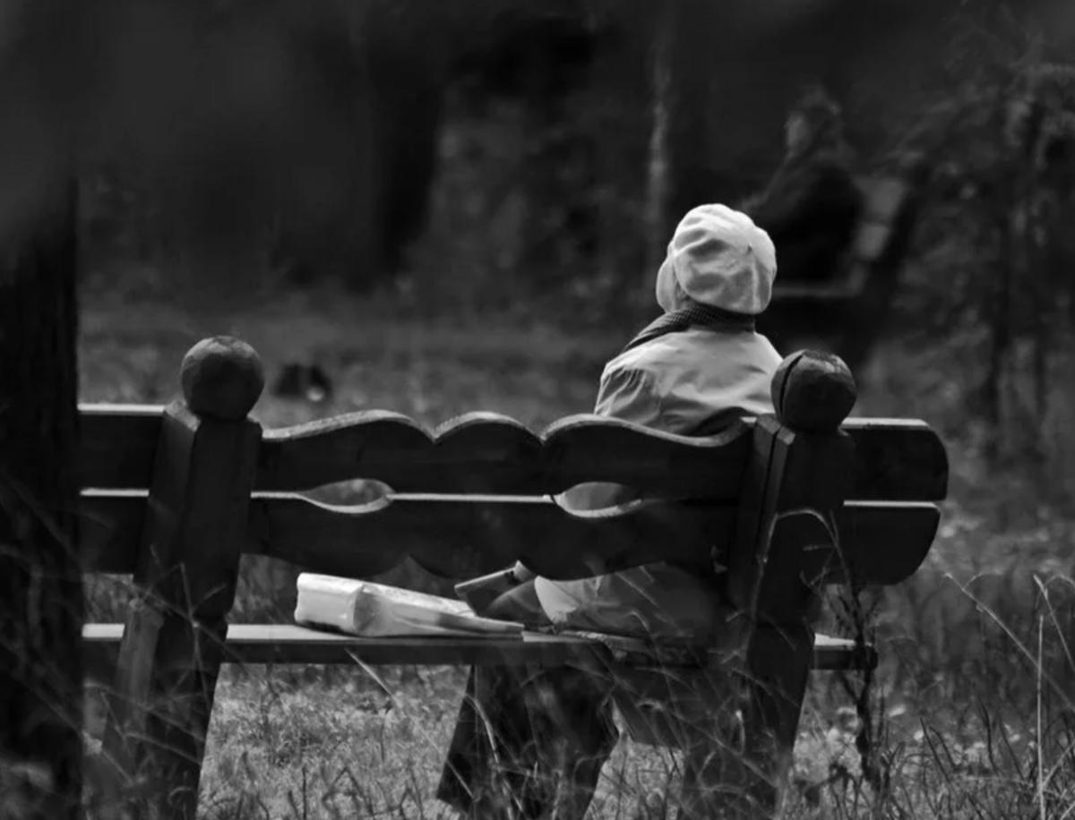 Одинокая бабушка. Старость в одиночестве. Грустная бабушка на скамейке. Одинокая скамейка. Почему взрослые забывают