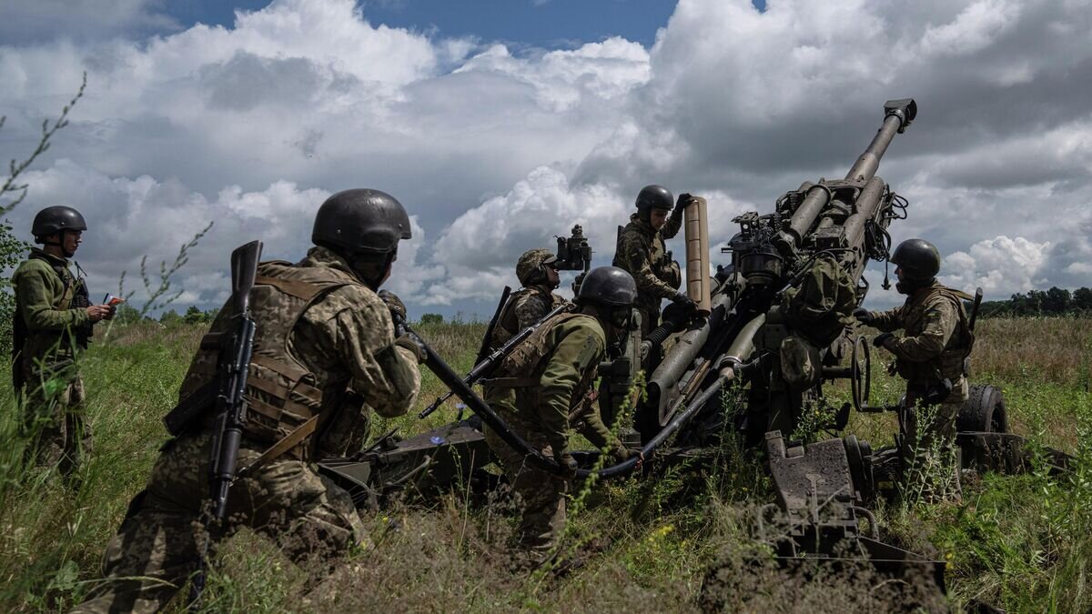    Украинские военнослужащие ведут огонь из гаубицы M777© AP Photo / Evgeniy Maloletka