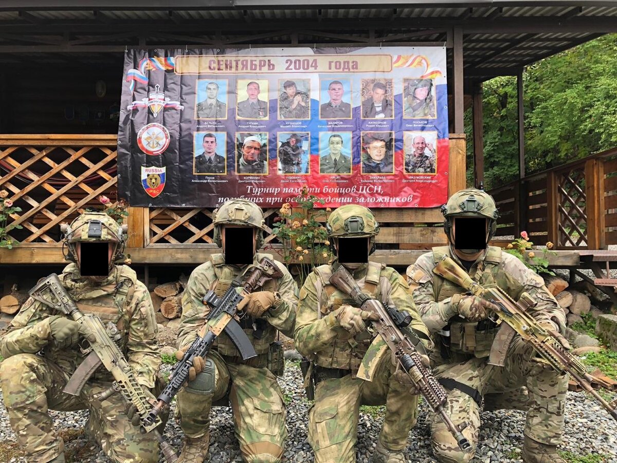 Бойцы на турнире памяти бойцов ЦСН, погибших при освобождении заложников в 2004 году в г. Беслан. Крайний слева боец экипирован в снаряжении нашего производства - "Архангел" и комплект "Кречет"