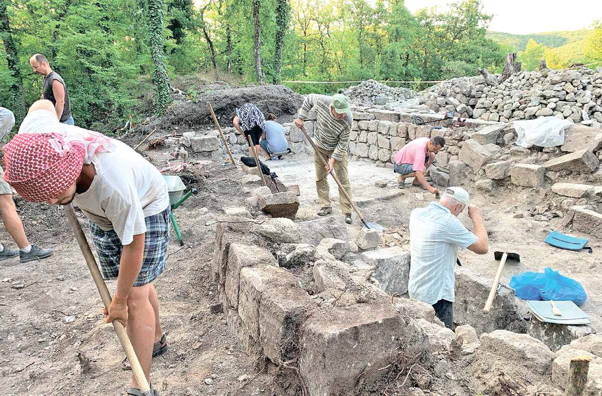 Чем полезна работа археолога впр. Раскопки в Крыму. Археолог. Археологические находки.